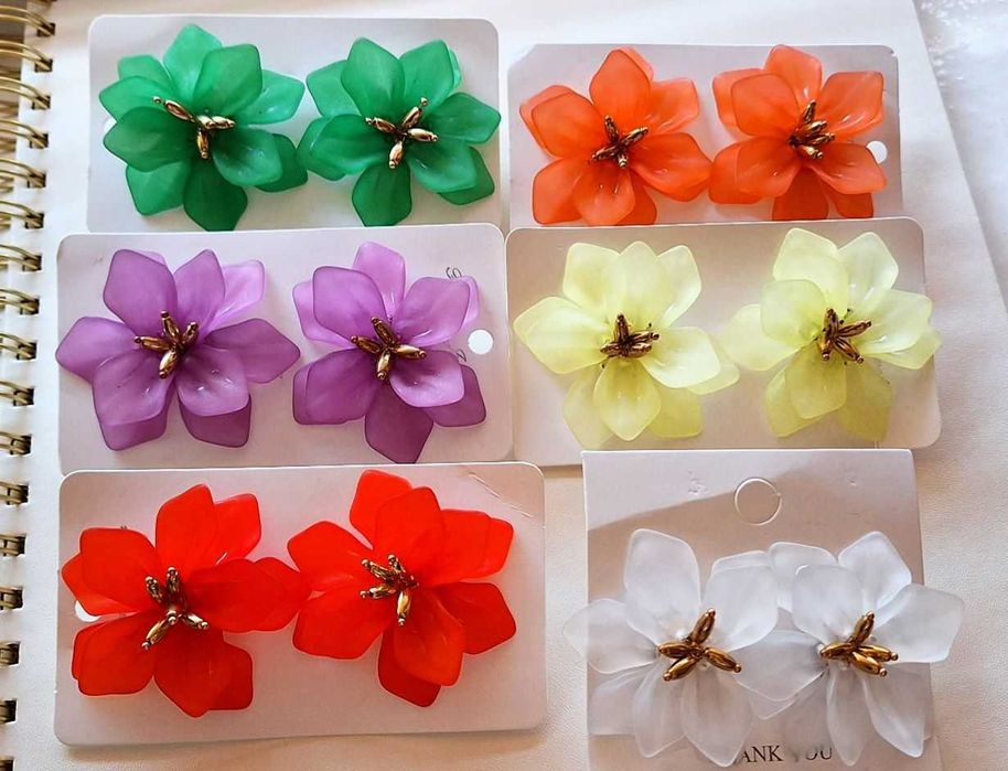Сережки у вигляді квітів. Кольорові сережки-квіти. Весільні аксесуари
