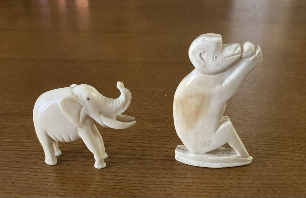 Macaco e elefante em material nobre