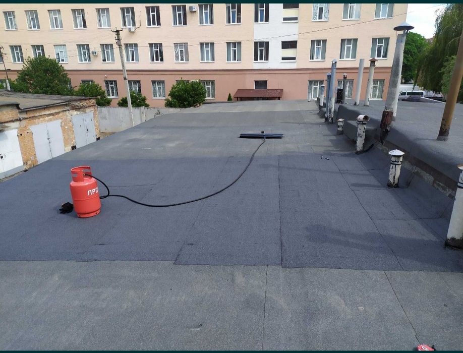 Кровельщик . Монтаж кровли . Ремонт крыши на последнем этаже . Мягкая