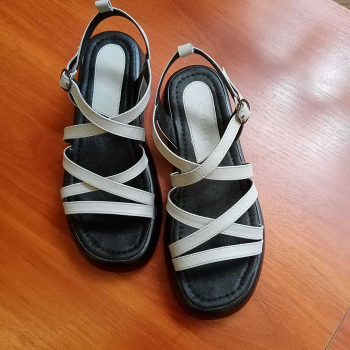 Сіренькі босоніжки