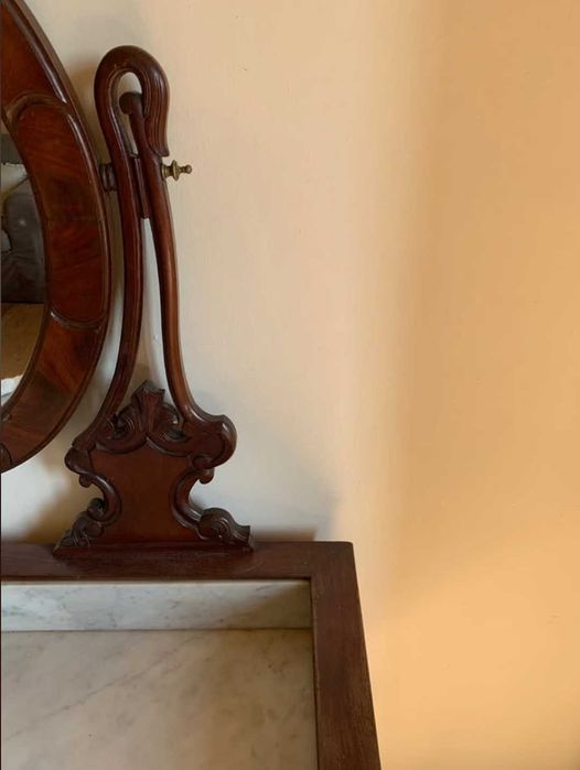 Toucador antigo de madeira com pedra mármore