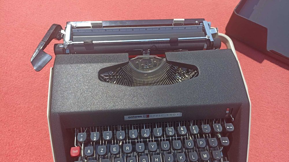 Máquina de escrever Antares s20