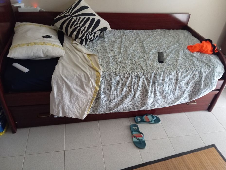 Cama dupla com 2 colchões