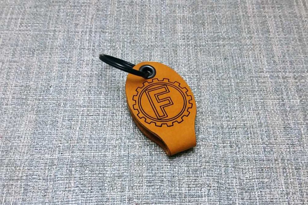 Porta chaves em cabedal, com a marca de motorizadas antigas.