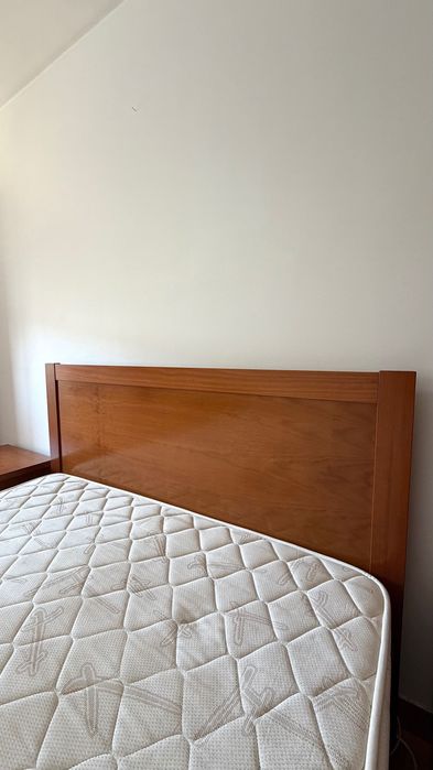 Cama de casal e duas mesas de cabeceira em cerejeira