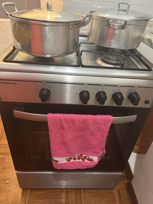 Fogao de gas  com forno,anbos funcionam perfeitamente bem e com muito pouco tempo de uso