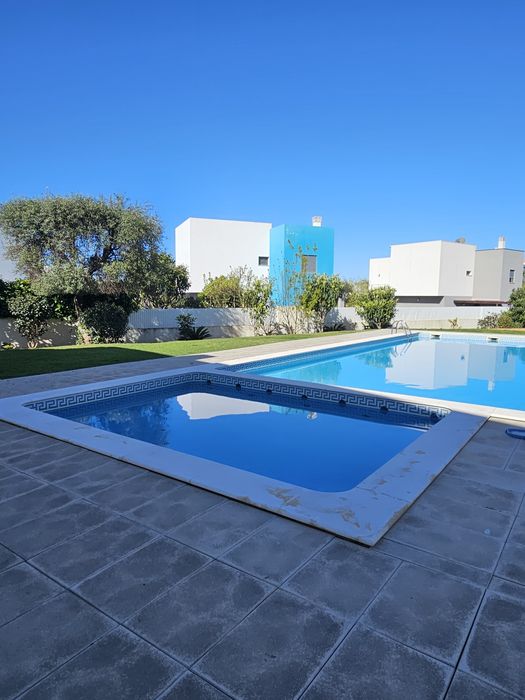 Apartamento T3 em condomínio fechado com piscina e garagem