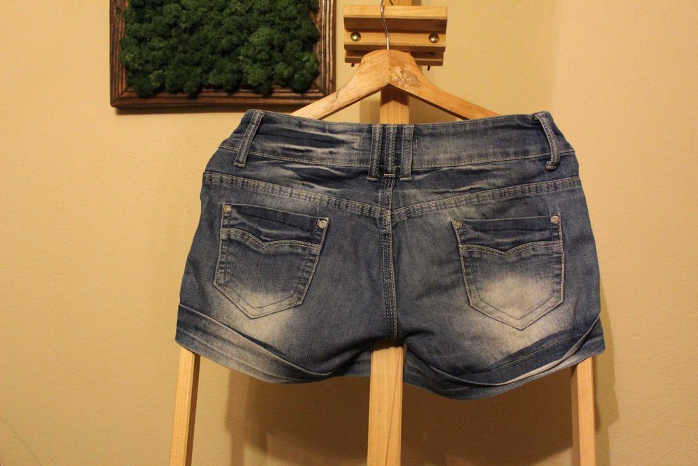 Krótkie spodenki jeansowe z przetarciami, rozmiar 38