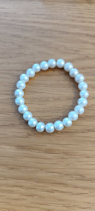 Bransoletka perełkowa na gumce – elegancka, biała