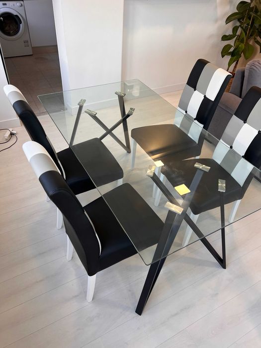 Mesa de jantar em vidro + 4 cadeiras