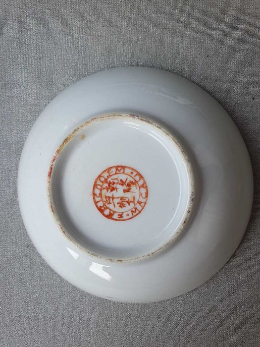 Três pequenos pratos em porcelana, casquinha e estanho