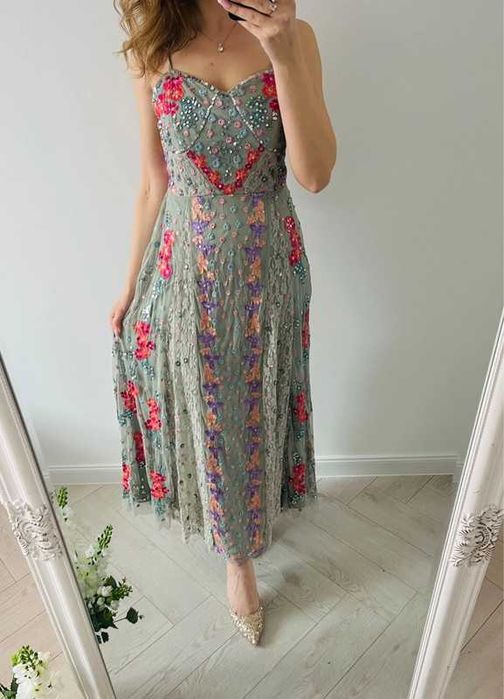 Śliczna sukienka haftowana Maya Deluxe