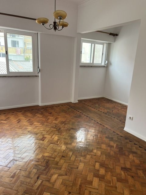 T2+1 renovado transformado em T1+1 grande- centro Amadora- 5 min a pé da estação