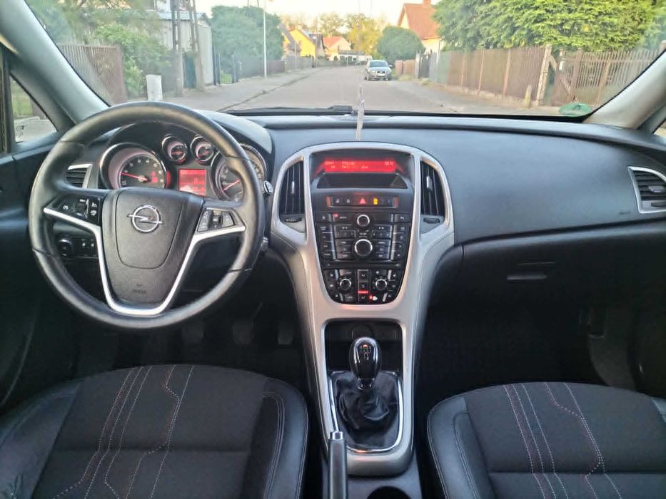 Opel Astra Hatchback 1.4 Benzyna  2013 rok  121 870 kM