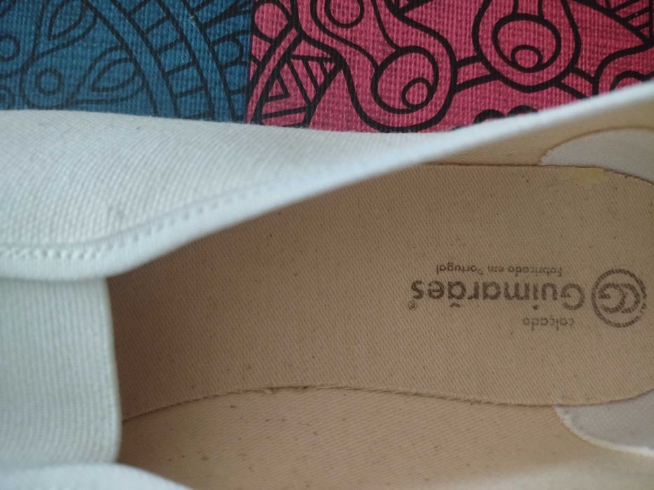 Sapatilhas nº 43 (em branco) para Educação Física: 5,5€.