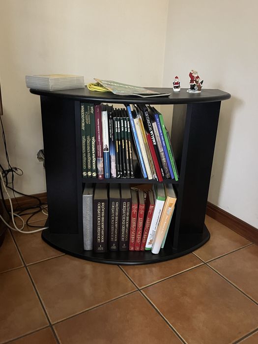 Estante / móvel para livros em bom estado – cor preta