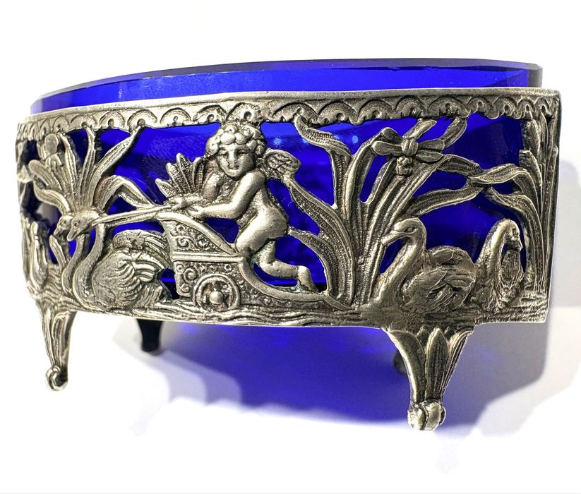 Maravilhoso antigo saleiro Arte Nova em prata contrastada com vidro azul cobalto