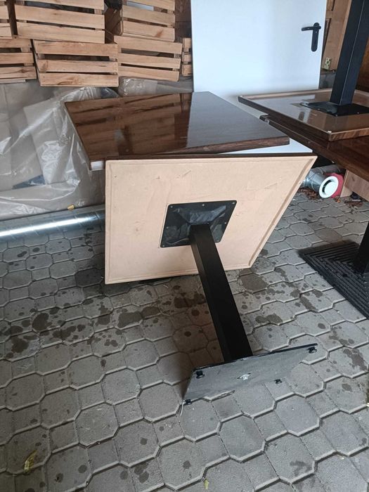 stół do kawiarni lub baru
