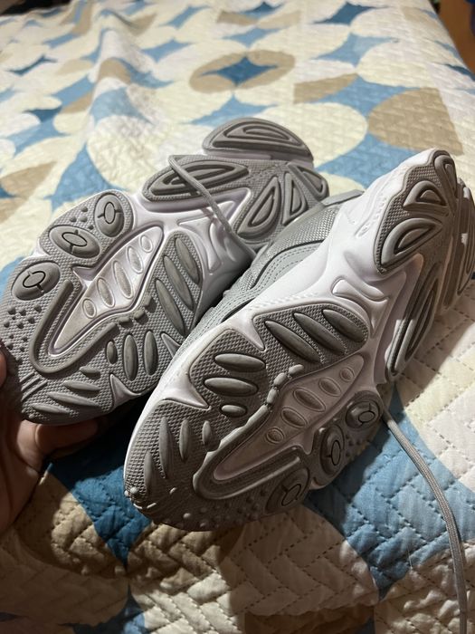 Tenis adidas ozweego