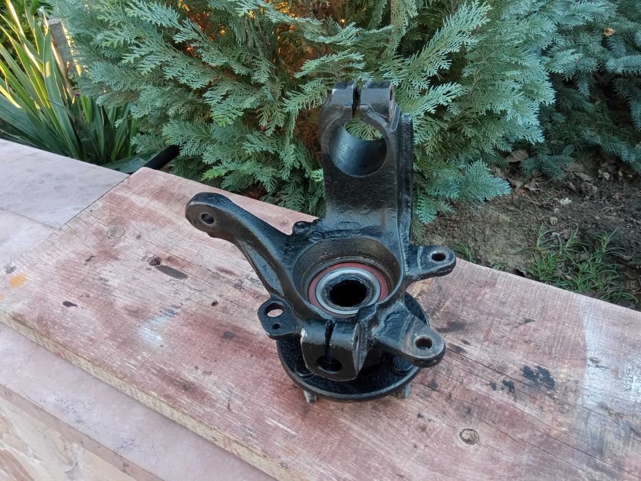 Цапфа зі ступицею і підшипником передня Фієста Кур'єр Мк4