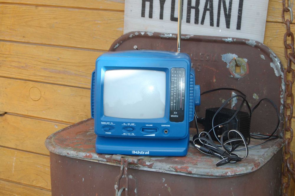 Telewizor turystyczny z czasów prlu Mistral