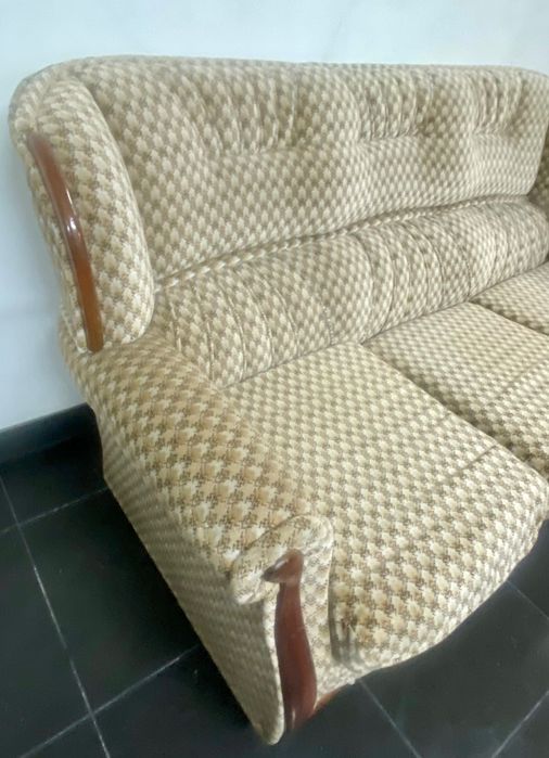 Sofá clássico com estrutura de cama. Pouco usado. Aspeto novo.