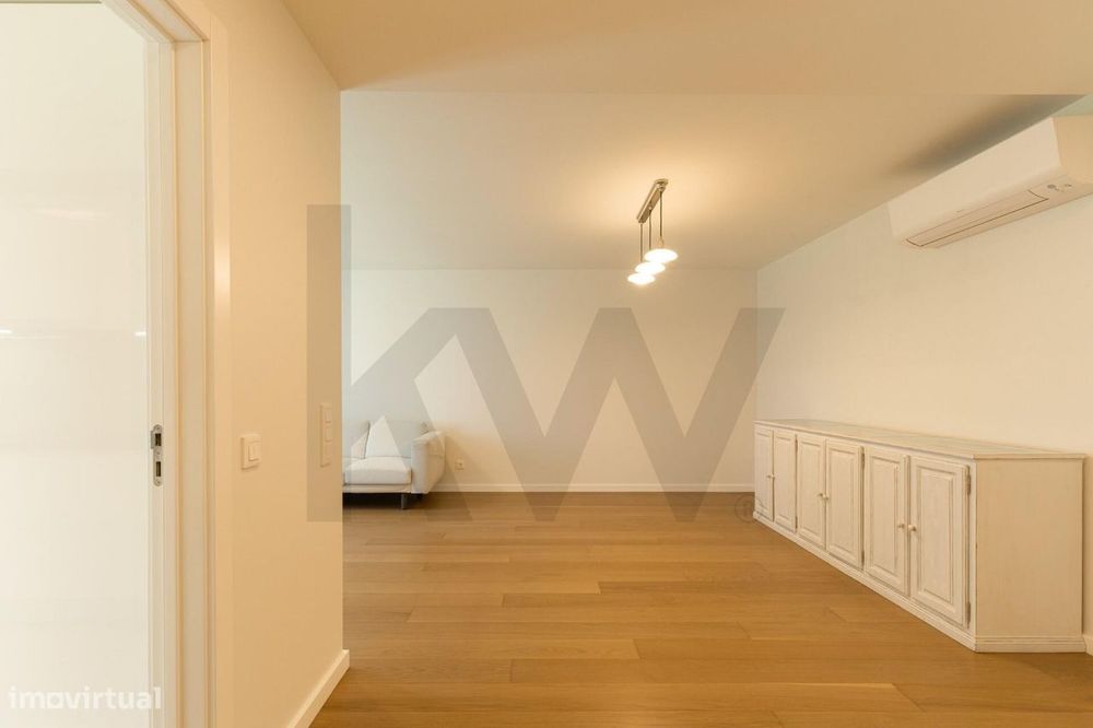 T2 com suite, varanda e 2 lugares de garagem — Condomínio com piscina,