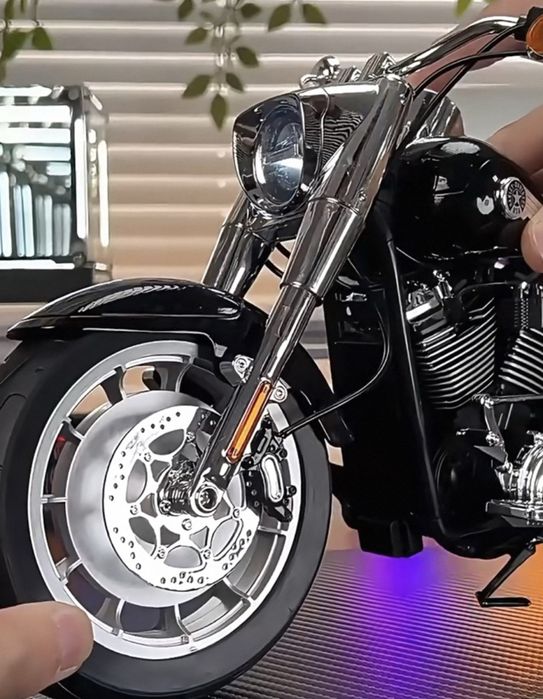 Harley Davidson FATBOY  Escala 1:6 Trabalha faz fumo, acende luzes, buzina, com amortecedores. Funciona manualmente e por comando.  Lindissima