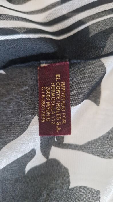 Lenço estampado preto e branco El Corte Inglês