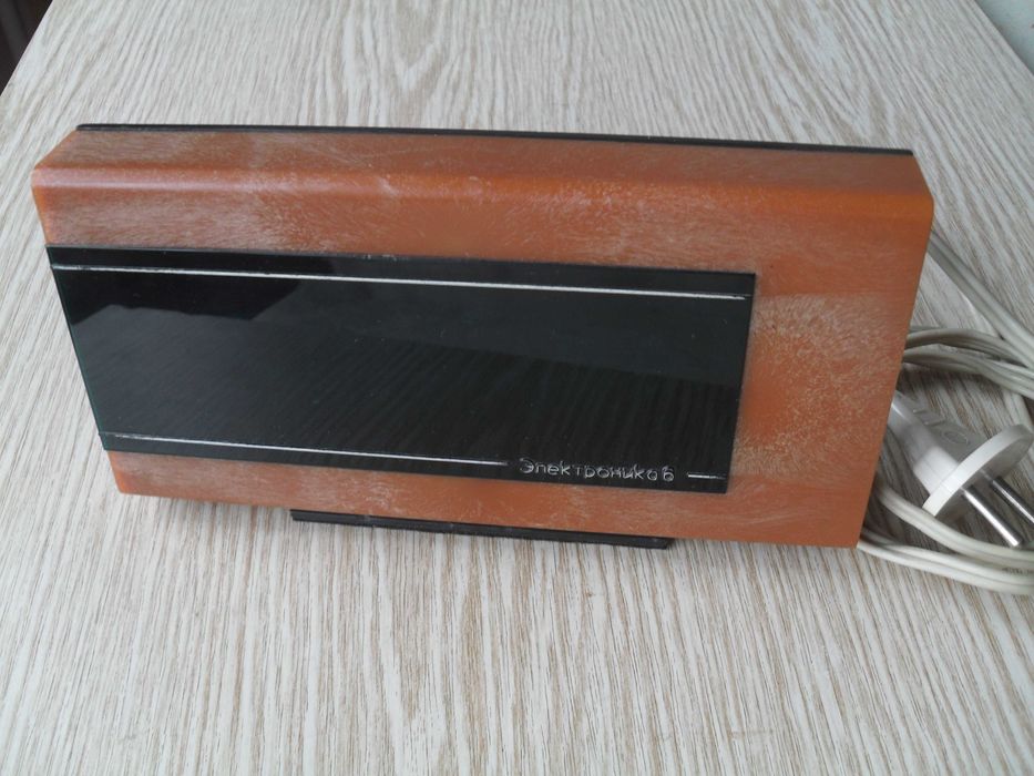 Часы электронные настольные «Электроника 6» времен СССР.