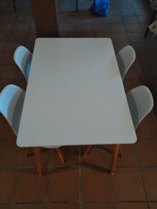 Mesa + 4 cadeiras