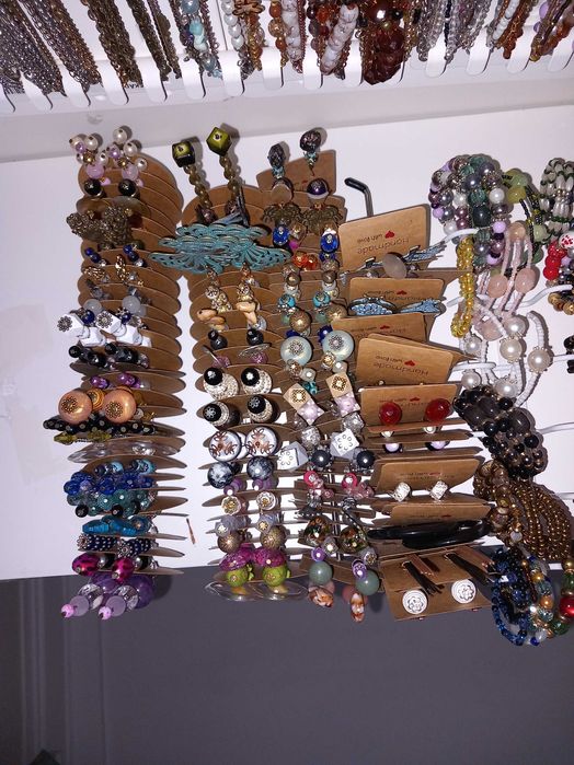 Lote de colares, pulseiras e brincos feitos à mão