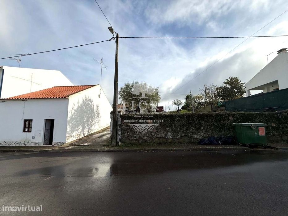 Casa T2 para Remodelar com Terreno Urbano no Ciborro – Montemor-o-Novo