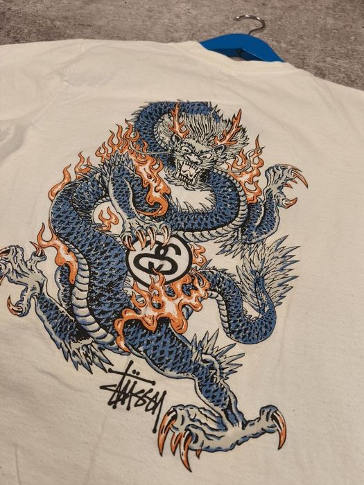біла чоловіча футболка Stussy із графічним принтом дракона на спині