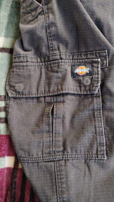 серые джынсы dickies