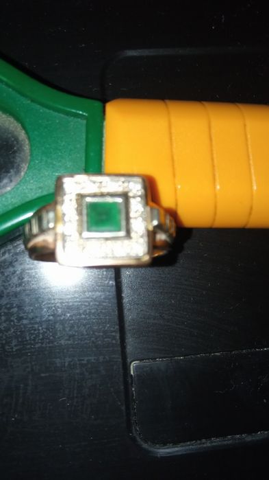 Золота чоловіча каблучка з діамантами і смарагдом