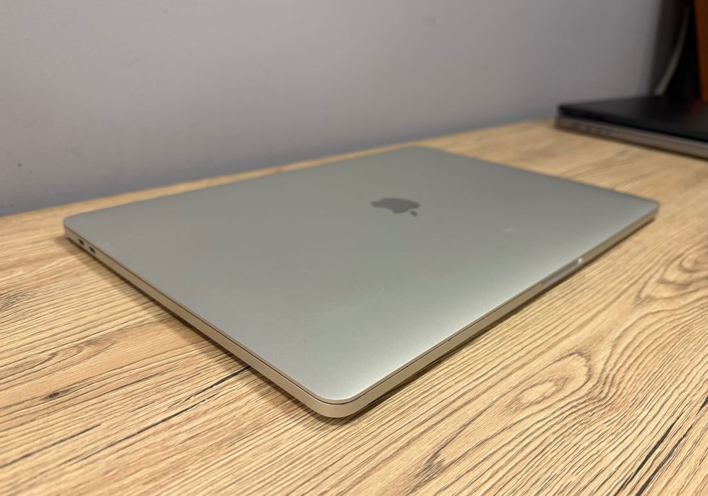 MacBook PRO 15 2018 i7 2.6/ 16 RAM/ 512 / Radeon Pro 560X Silver