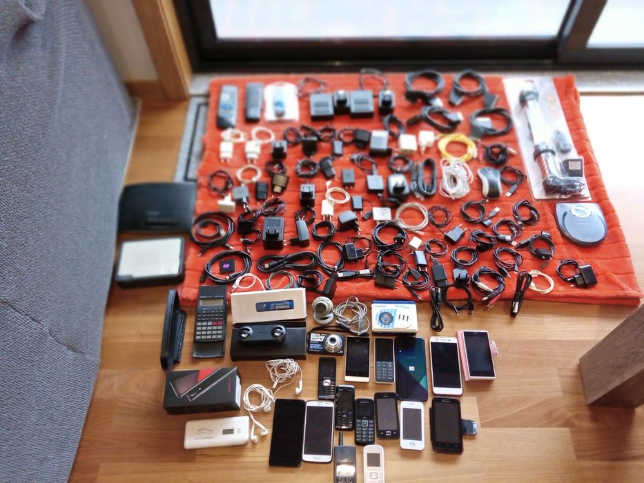 Vários equipamentos de eletrônico.