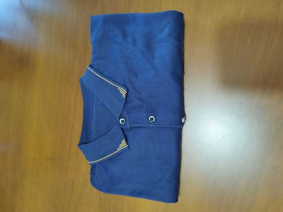 Polo azul escuro, com 56 cms cava