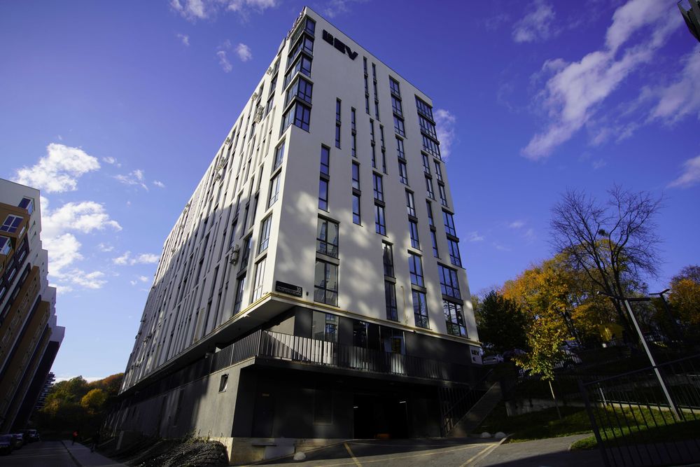 Оренда комерційного приміщення на вул. Малоголосківській, 208 м²