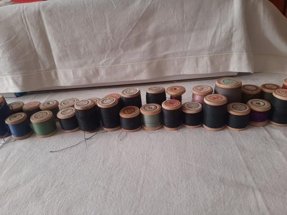 Продам набор ниток для швейной машинки