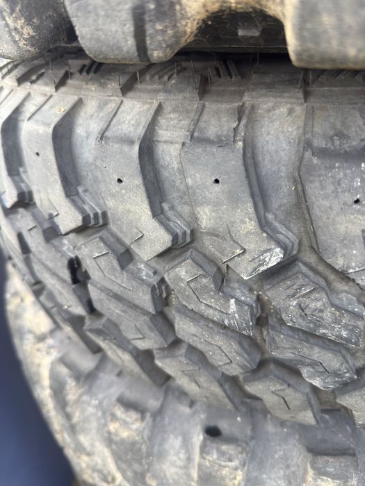 Jantes com pneus terrano e pajero