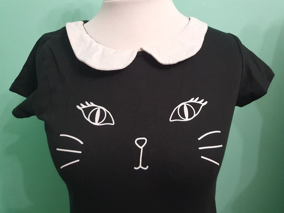 Urocza koszulka z kocim pyszczkiem i białym kołnierzykiem dark kawaii