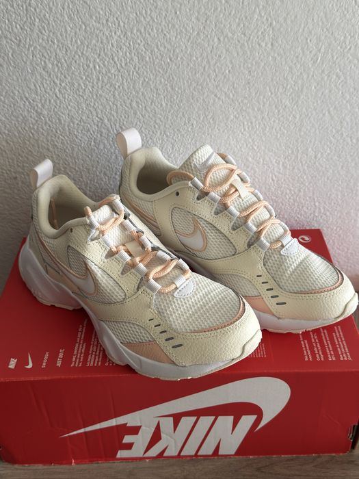 WMNS nike air heights