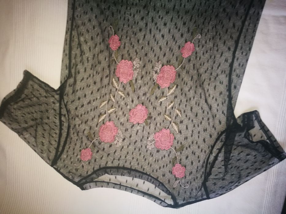 Elegancka koronkowa sukienka z haftem