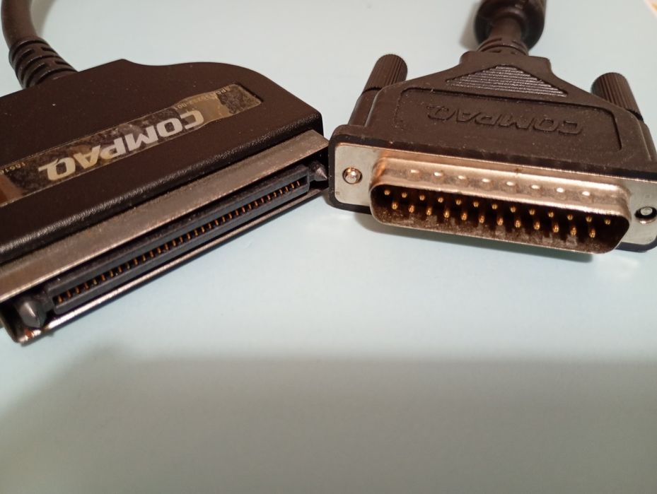 Cabo para ligação do computador COMPAQ à impressora.