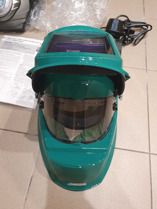 Przyłbica spawalnicza samościemniająca z nawiewem