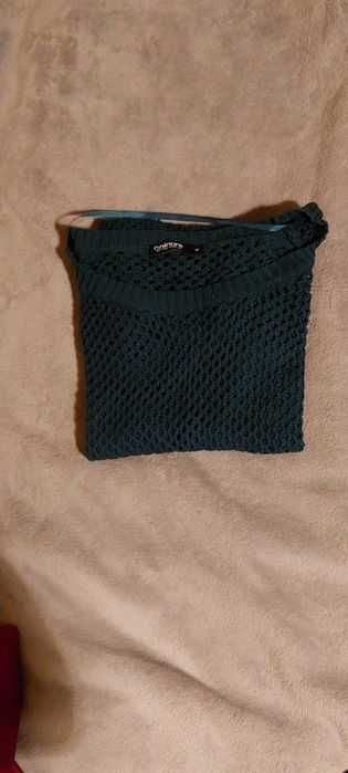 Sweter w dziurki
