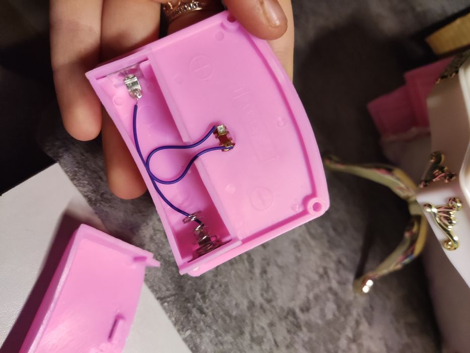 Меблі для лялькового будинку