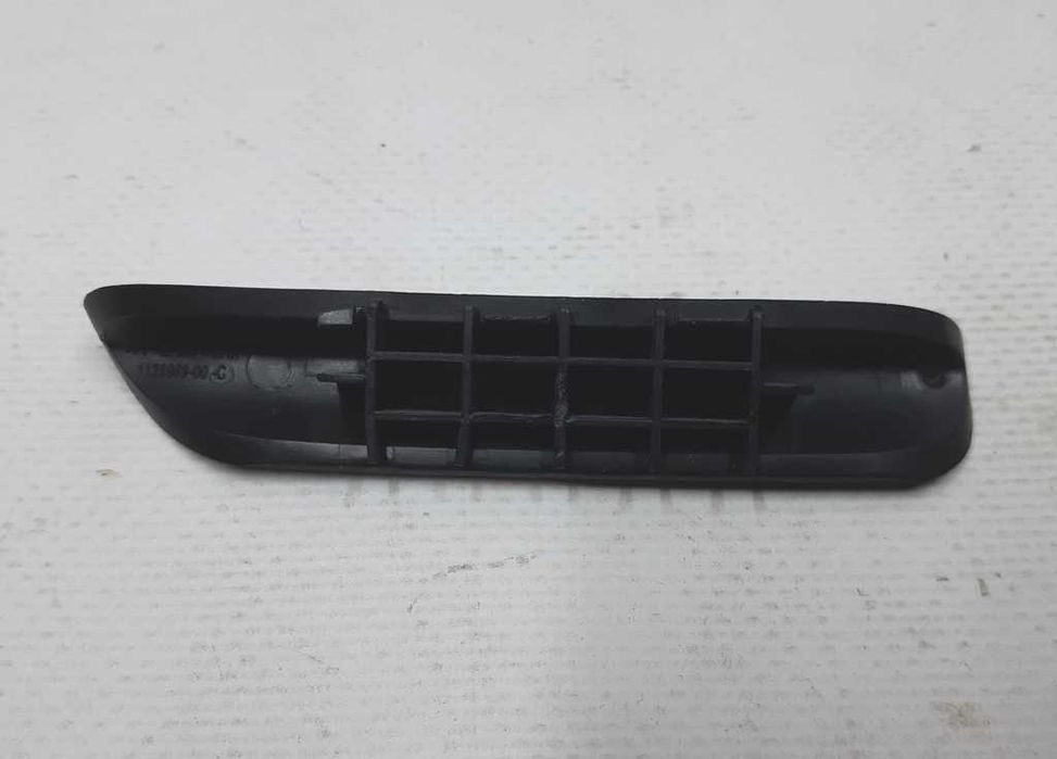 Заглушка карты крышки багажника правая Tesla Model 3 1128969-00-C
